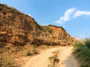 Sesmically tehlikeli bölgede dağ heyelan felaketi. Toprak, toprak engelleme yolun büyük katmanları kökenli büyük çatlaklar. İnsanlara heyelan pistlerinin dağın damming, ölümcül bir tehlike