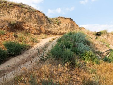 Sesmically tehlikeli bölgede dağ heyelan felaketi. Toprak, toprak engelleme yolun büyük katmanları kökenli büyük çatlaklar. İnsanlara heyelan pistlerinin dağın damming, ölümcül bir tehlike