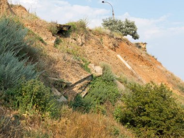 Sesmically tehlikeli bölgede dağ heyelan felaketi. Toprak, toprak engelleme yolun büyük katmanları kökenli büyük çatlaklar. İnsanlara heyelan pistlerinin dağın damming, ölümcül bir tehlike