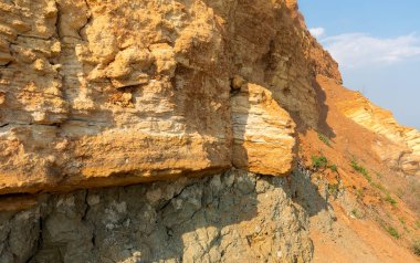 Sesmically tehlikeli bölgede dağ heyelan felaketi. Toprak, toprak engelleme yolun büyük katmanları kökenli büyük çatlaklar. İnsanlara heyelan pistlerinin dağın damming, ölümcül bir tehlike