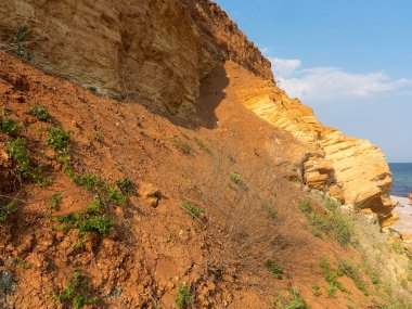 Sesmically tehlikeli bölgede dağ heyelan felaketi. Toprak, toprak engelleme yolun büyük katmanları kökenli büyük çatlaklar. İnsanlara heyelan pistlerinin dağın damming, ölümcül bir tehlike