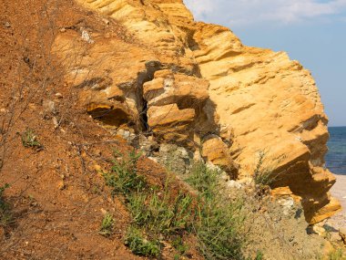 Sesmically tehlikeli bölgede dağ heyelan felaketi. Toprak, toprak engelleme yolun büyük katmanları kökenli büyük çatlaklar. İnsanlara heyelan pistlerinin dağın damming, ölümcül bir tehlike