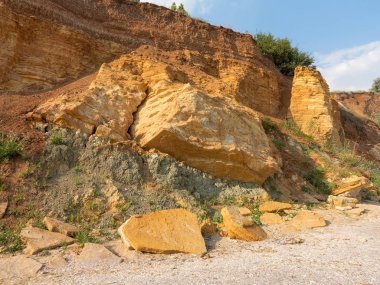 Sesmically tehlikeli bölgede dağ heyelan felaketi. Toprak, toprak engelleme yolun büyük katmanları kökenli büyük çatlaklar. İnsanlara heyelan pistlerinin dağın damming, ölümcül bir tehlike