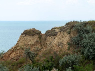 Sesmically tehlikeli bölgede dağ heyelan felaketi. Toprak, toprak engelleme yolun büyük katmanları kökenli büyük çatlaklar. İnsanlara heyelan pistlerinin dağın damming, ölümcül bir tehlike