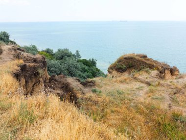 Sesmically tehlikeli bölgede dağ heyelan felaketi. Toprak, toprak engelleme yolun büyük katmanları kökenli büyük çatlaklar. İnsanlara heyelan pistlerinin dağın damming, ölümcül bir tehlike
