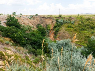 Sesmically tehlikeli bölgede dağ heyelan felaketi. Toprak, toprak engelleme yolun büyük katmanları kökenli büyük çatlaklar. İnsanlara heyelan pistlerinin dağın damming, ölümcül bir tehlike