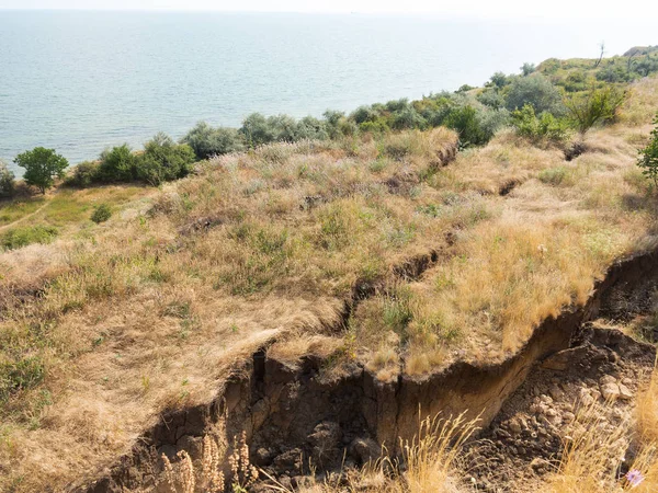 Sesmically tehlikeli bölgede dağ heyelan felaketi. Toprak, toprak engelleme yolun büyük katmanları kökenli büyük çatlaklar. İnsanlara heyelan pistlerinin dağın damming, ölümcül bir tehlike