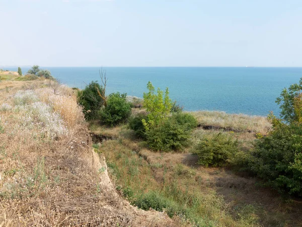 Sesmically tehlikeli bölgede dağ heyelan felaketi. Toprak, toprak engelleme yolun büyük katmanları kökenli büyük çatlaklar. İnsanlara heyelan pistlerinin dağın damming, ölümcül bir tehlike