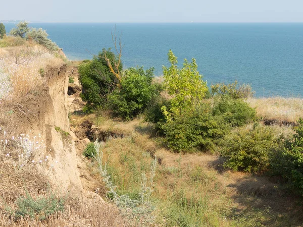 Sesmically tehlikeli bölgede dağ heyelan felaketi. Toprak, toprak engelleme yolun büyük katmanları kökenli büyük çatlaklar. İnsanlara heyelan pistlerinin dağın damming, ölümcül bir tehlike