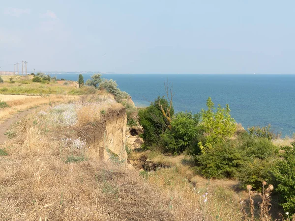 Sesmically tehlikeli bölgede dağ heyelan felaketi. Toprak, toprak engelleme yolun büyük katmanları kökenli büyük çatlaklar. İnsanlara heyelan pistlerinin dağın damming, ölümcül bir tehlike