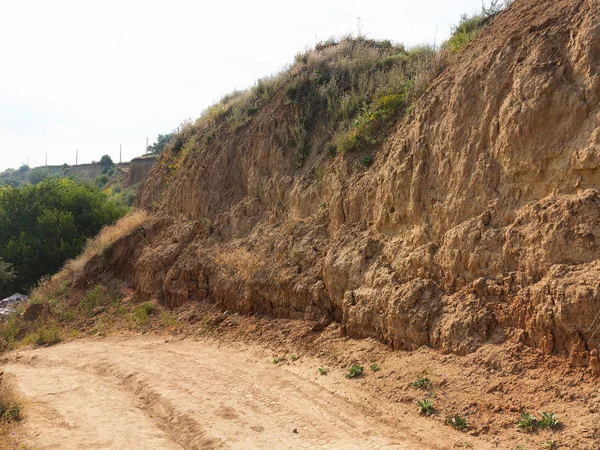 Sesmically tehlikeli bölgede dağ heyelan felaketi. Toprak, toprak engelleme yolun büyük katmanları kökenli büyük çatlaklar. İnsanlara heyelan pistlerinin dağın damming, ölümcül bir tehlike