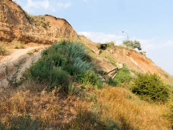 Sesmically tehlikeli bölgede dağ heyelan felaketi. Toprak, toprak engelleme yolun büyük katmanları kökenli büyük çatlaklar. İnsanlara heyelan pistlerinin dağın damming, ölümcül bir tehlike