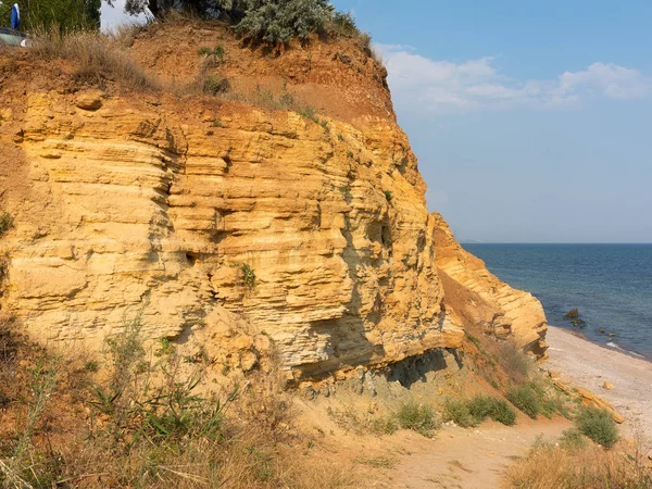 Sesmically tehlikeli bölgede dağ heyelan felaketi. Toprak, toprak engelleme yolun büyük katmanları kökenli büyük çatlaklar. İnsanlara heyelan pistlerinin dağın damming, ölümcül bir tehlike
