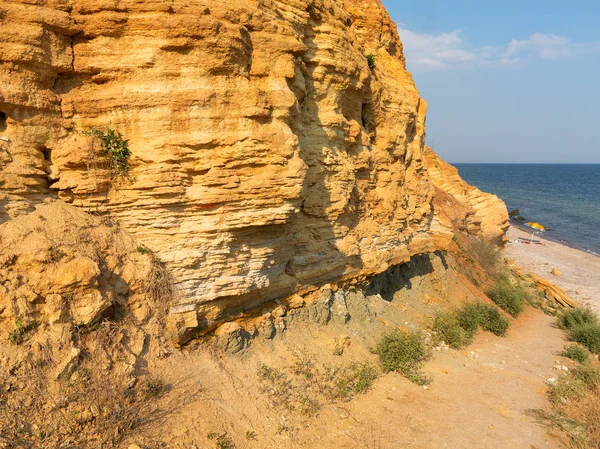 Sesmically tehlikeli bölgede dağ heyelan felaketi. Toprak, toprak engelleme yolun büyük katmanları kökenli büyük çatlaklar. İnsanlara heyelan pistlerinin dağın damming, ölümcül bir tehlike