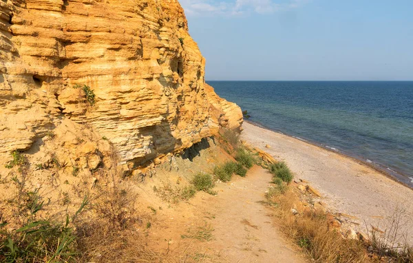 Sesmically tehlikeli bölgede dağ heyelan felaketi. Toprak, toprak engelleme yolun büyük katmanları kökenli büyük çatlaklar. İnsanlara heyelan pistlerinin dağın damming, ölümcül bir tehlike