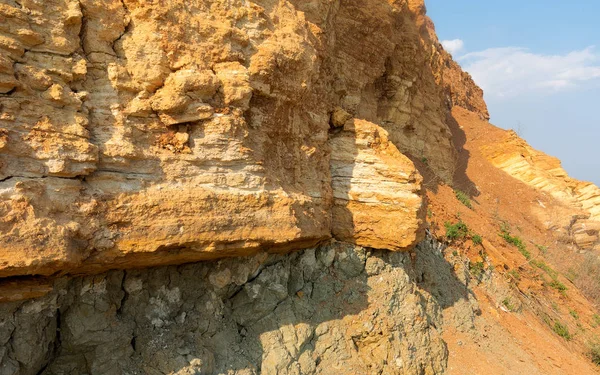 Sesmically tehlikeli bölgede dağ heyelan felaketi. Toprak, toprak engelleme yolun büyük katmanları kökenli büyük çatlaklar. İnsanlara heyelan pistlerinin dağın damming, ölümcül bir tehlike