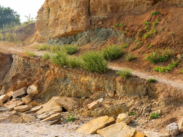 Sesmically tehlikeli bölgede dağ heyelan felaketi. Toprak, toprak engelleme yolun büyük katmanları kökenli büyük çatlaklar. İnsanlara heyelan pistlerinin dağın damming, ölümcül bir tehlike