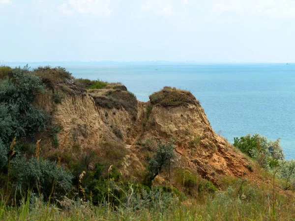 Sesmically tehlikeli bölgede dağ heyelan felaketi. Toprak, toprak engelleme yolun büyük katmanları kökenli büyük çatlaklar. İnsanlara heyelan pistlerinin dağın damming, ölümcül bir tehlike