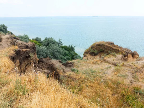 Sesmically tehlikeli bölgede dağ heyelan felaketi. Toprak, toprak engelleme yolun büyük katmanları kökenli büyük çatlaklar. İnsanlara heyelan pistlerinin dağın damming, ölümcül bir tehlike