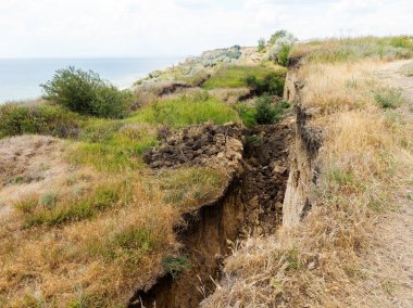Sesmically tehlikeli bölgede dağ heyelan felaketi. Toprak, toprak engelleme yolun büyük katmanları kökenli büyük çatlaklar. İnsanlara heyelan pistlerinin dağın damming, ölümcül bir tehlike