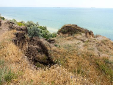 Sesmically tehlikeli bölgede dağ heyelan felaketi. Toprak, toprak engelleme yolun büyük katmanları kökenli büyük çatlaklar. İnsanlara heyelan pistlerinin dağın damming, ölümcül bir tehlike