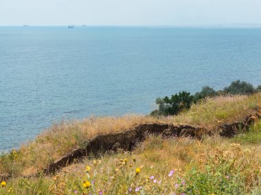 Sesmically tehlikeli bölgede dağ heyelan felaketi. Toprak, toprak engelleme yolun büyük katmanları kökenli büyük çatlaklar. İnsanlara heyelan pistlerinin dağın damming, ölümcül bir tehlike