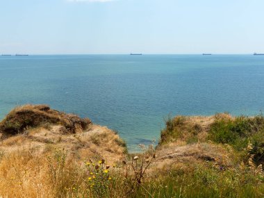 Sesmically tehlikeli bölgede dağ heyelan felaketi. Toprak, toprak engelleme yolun büyük katmanları kökenli büyük çatlaklar. İnsanlara heyelan pistlerinin dağın damming, ölümcül bir tehlike
