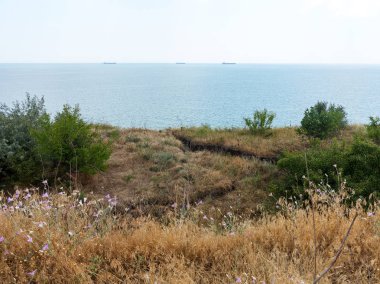 Sesmically tehlikeli bölgede dağ heyelan felaketi. Toprak, toprak engelleme yolun büyük katmanları kökenli büyük çatlaklar. İnsanlara heyelan pistlerinin dağın damming, ölümcül bir tehlike