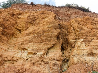 Sesmically tehlikeli bölgede dağ heyelan felaketi. Toprak, toprak engelleme yolun büyük katmanları kökenli büyük çatlaklar. İnsanlara heyelan pistlerinin dağın damming, ölümcül bir tehlike