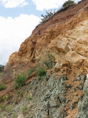 Sesmically tehlikeli bölgede dağ heyelan felaketi. Toprak, toprak engelleme yolun büyük katmanları kökenli büyük çatlaklar. İnsanlara heyelan pistlerinin dağın damming, ölümcül bir tehlike