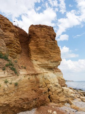 Sesmically tehlikeli bölgede dağ heyelan felaketi. Toprak, toprak engelleme yolun büyük katmanları kökenli büyük çatlaklar. İnsanlara heyelan pistlerinin dağın damming, ölümcül bir tehlike