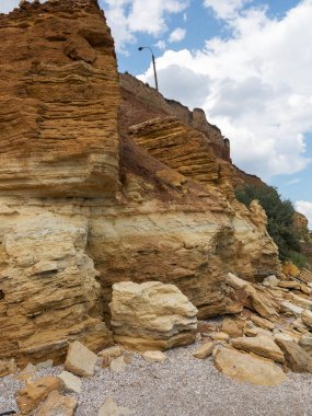 Sesmically tehlikeli bölgede dağ heyelan felaketi. Toprak, toprak engelleme yolun büyük katmanları kökenli büyük çatlaklar. İnsanlara heyelan pistlerinin dağın damming, ölümcül bir tehlike