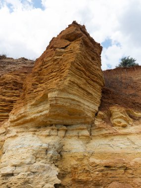 Sesmically tehlikeli bölgede dağ heyelan felaketi. Toprak, toprak engelleme yolun büyük katmanları kökenli büyük çatlaklar. İnsanlara heyelan pistlerinin dağın damming, ölümcül bir tehlike