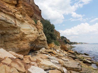 Sesmically tehlikeli bölgede dağ heyelan felaketi. Toprak, toprak engelleme yolun büyük katmanları kökenli büyük çatlaklar. İnsanlara heyelan pistlerinin dağın damming, ölümcül bir tehlike