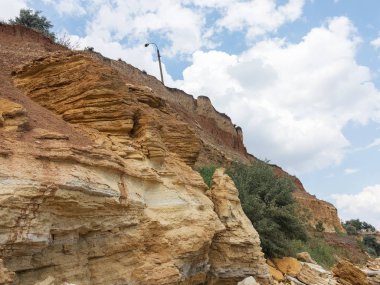 Sesmically tehlikeli bölgede dağ heyelan felaketi. Toprak, toprak engelleme yolun büyük katmanları kökenli büyük çatlaklar. İnsanlara heyelan pistlerinin dağın damming, ölümcül bir tehlike