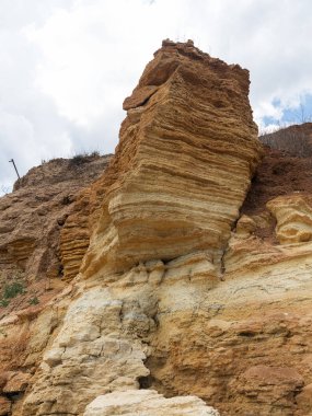 Sesmically tehlikeli bölgede dağ heyelan felaketi. Toprak, toprak engelleme yolun büyük katmanları kökenli büyük çatlaklar. İnsanlara heyelan pistlerinin dağın damming, ölümcül bir tehlike