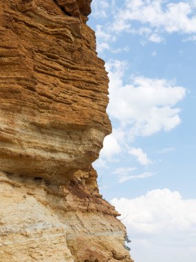 Sesmically tehlikeli bölgede dağ heyelan felaketi. Toprak, toprak engelleme yolun büyük katmanları kökenli büyük çatlaklar. İnsanlara heyelan pistlerinin dağın damming, ölümcül bir tehlike