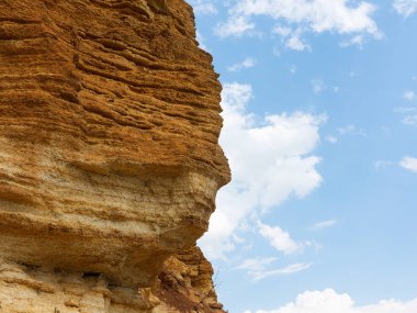 Sesmically tehlikeli bölgede dağ heyelan felaketi. Toprak, toprak engelleme yolun büyük katmanları kökenli büyük çatlaklar. İnsanlara heyelan pistlerinin dağın damming, ölümcül bir tehlike