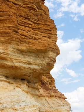 Sesmically tehlikeli bölgede dağ heyelan felaketi. Toprak, toprak engelleme yolun büyük katmanları kökenli büyük çatlaklar. İnsanlara heyelan pistlerinin dağın damming, ölümcül bir tehlike