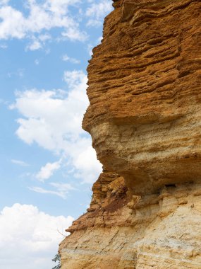 Sesmically tehlikeli bölgede dağ heyelan felaketi. Toprak, toprak engelleme yolun büyük katmanları kökenli büyük çatlaklar. İnsanlara heyelan pistlerinin dağın damming, ölümcül bir tehlike