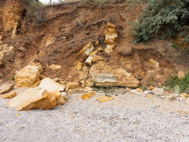 Sesmically tehlikeli bölgede dağ heyelan felaketi. Toprak, toprak engelleme yolun büyük katmanları kökenli büyük çatlaklar. İnsanlara heyelan pistlerinin dağın damming, ölümcül bir tehlike