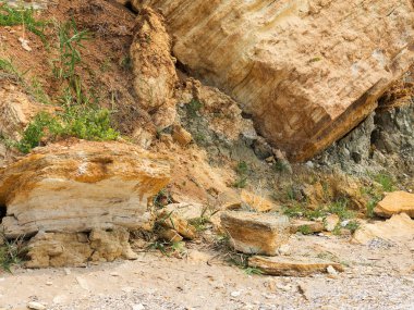 Sesmically tehlikeli bölgede dağ heyelan felaketi. Toprak, toprak engelleme yolun büyük katmanları kökenli büyük çatlaklar. İnsanlara heyelan pistlerinin dağın damming, ölümcül bir tehlike