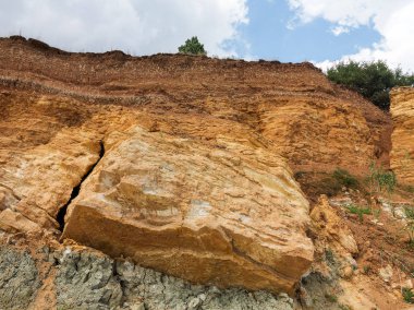 Sesmically tehlikeli bölgede dağ heyelan felaketi. Toprak, toprak engelleme yolun büyük katmanları kökenli büyük çatlaklar. İnsanlara heyelan pistlerinin dağın damming, ölümcül bir tehlike