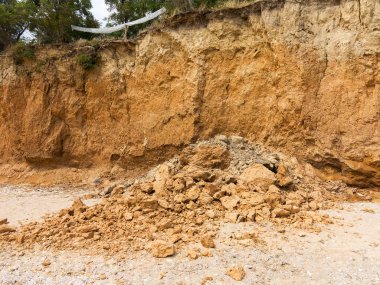 Sesmically tehlikeli bölgede dağ heyelan felaketi. Toprak, toprak engelleme yolun büyük katmanları kökenli büyük çatlaklar. İnsanlara heyelan pistlerinin dağın damming, ölümcül bir tehlike