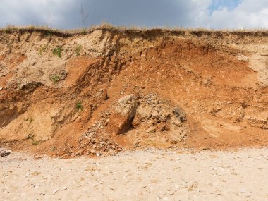 Sesmically tehlikeli bölgede dağ heyelan felaketi. Toprak, toprak engelleme yolun büyük katmanları kökenli büyük çatlaklar. İnsanlara heyelan pistlerinin dağın damming, ölümcül bir tehlike