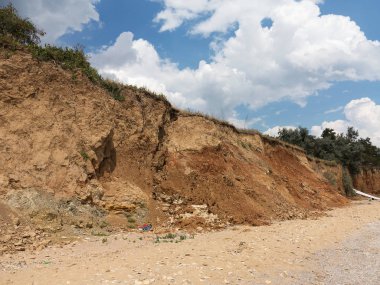 Sesmically tehlikeli bölgede dağ heyelan felaketi. Toprak, toprak engelleme yolun büyük katmanları kökenli büyük çatlaklar. İnsanlara heyelan pistlerinin dağın damming, ölümcül bir tehlike