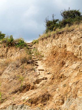 Sesmically tehlikeli bölgede dağ heyelan felaketi. Toprak, toprak engelleme yolun büyük katmanları kökenli büyük çatlaklar. İnsanlara heyelan pistlerinin dağın damming, ölümcül bir tehlike