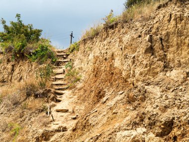 Sesmically tehlikeli bölgede dağ heyelan felaketi. Toprak, toprak engelleme yolun büyük katmanları kökenli büyük çatlaklar. İnsanlara heyelan pistlerinin dağın damming, ölümcül bir tehlike