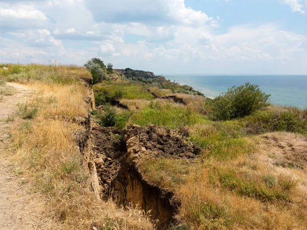 Sesmically tehlikeli bölgede dağ heyelan felaketi. Toprak, toprak engelleme yolun büyük katmanları kökenli büyük çatlaklar. İnsanlara heyelan pistlerinin dağın damming, ölümcül bir tehlike