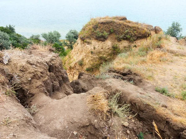 Sesmically tehlikeli bölgede dağ heyelan felaketi. Toprak, toprak engelleme yolun büyük katmanları kökenli büyük çatlaklar. İnsanlara heyelan pistlerinin dağın damming, ölümcül bir tehlike